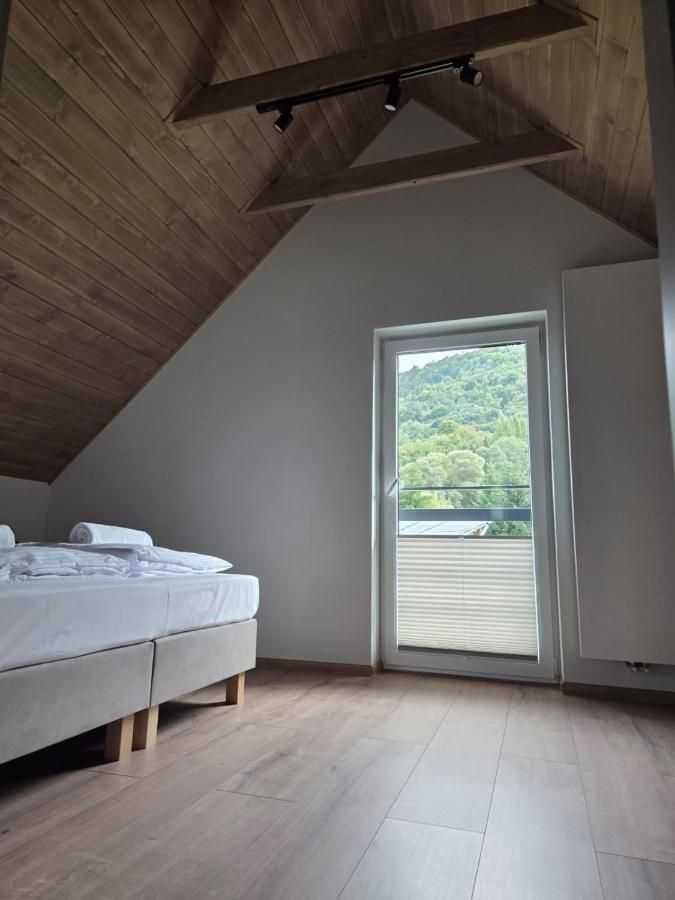 Sypialnia z wyjściem na balkon i widokiem na zieleń